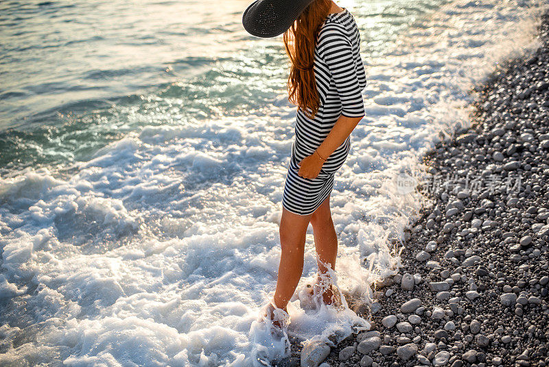 海滩上穿着脱衣戴着帽子的女人