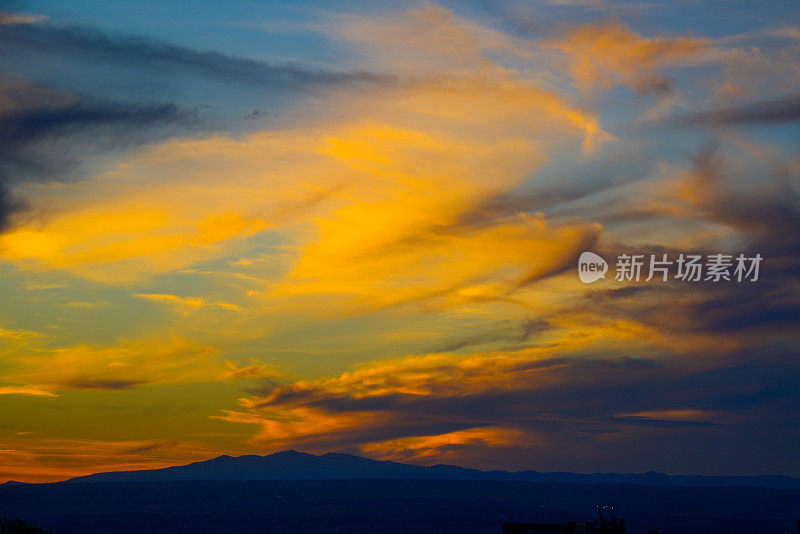 美丽的日落天空和地平线上的云朵