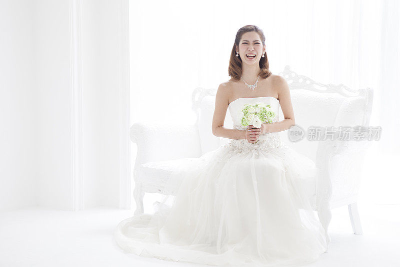 新娘开心地笑了。