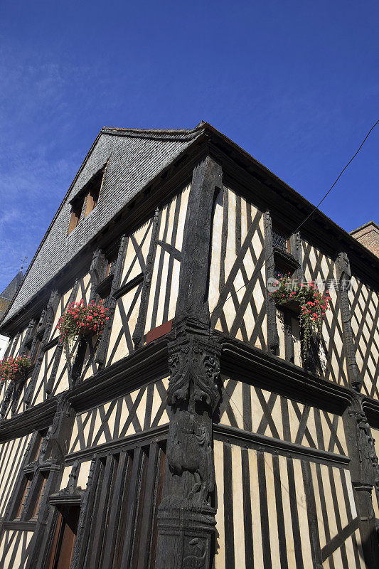 北奥比尼(Aubigny-sur-N)一座半木制房屋的正面?再保险