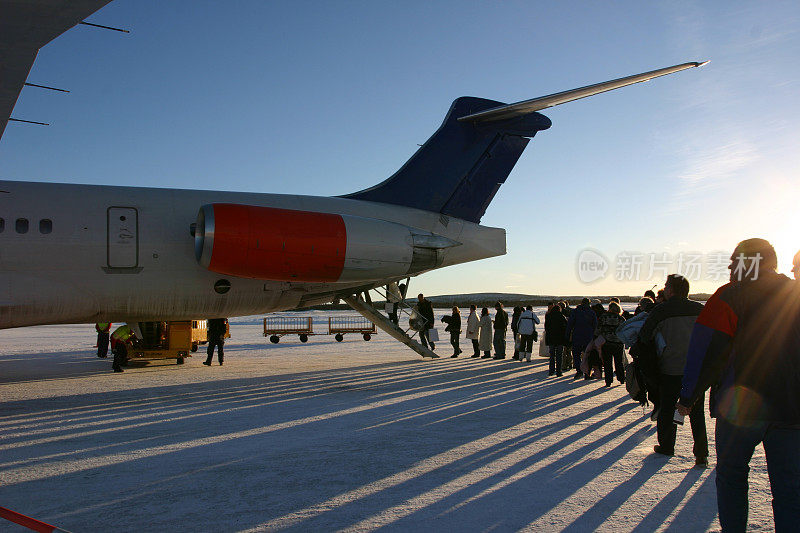乘客在瑞典基律纳机场登机