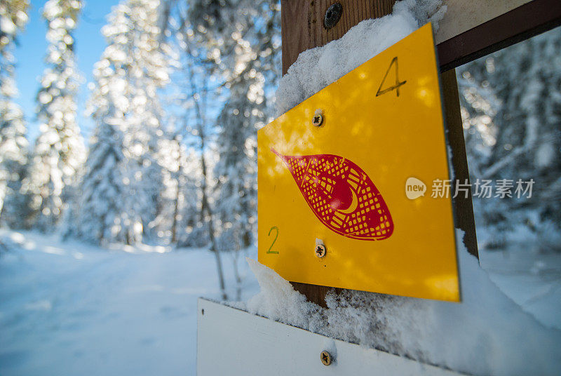 雪地靴招牌的特写