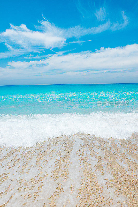 空旷的海滩海岸与绿松石海在马尔代夫在夏天