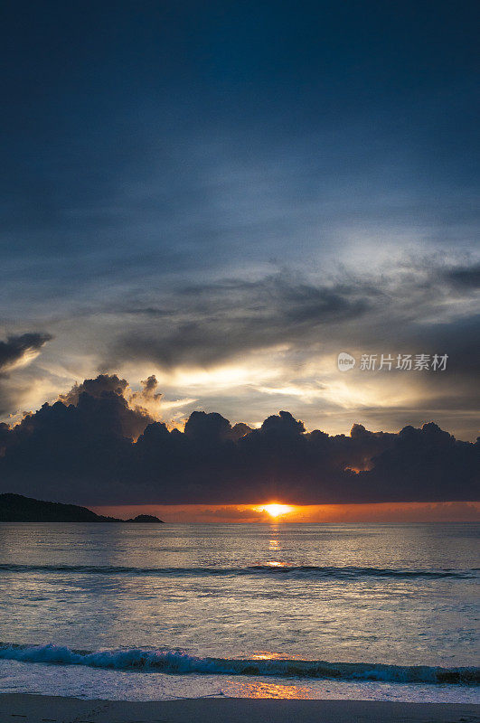 泰国普吉岛巴东海滩的美丽日落