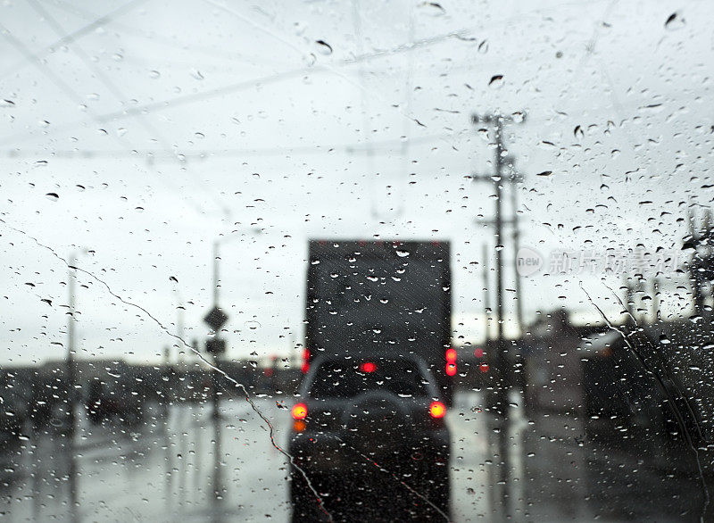 在雨中驾驶