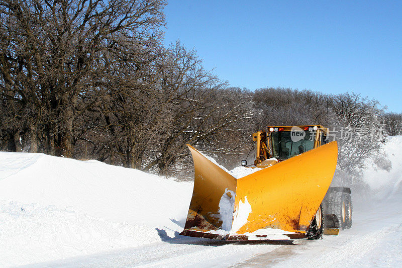 乡村公路上的扫雪机