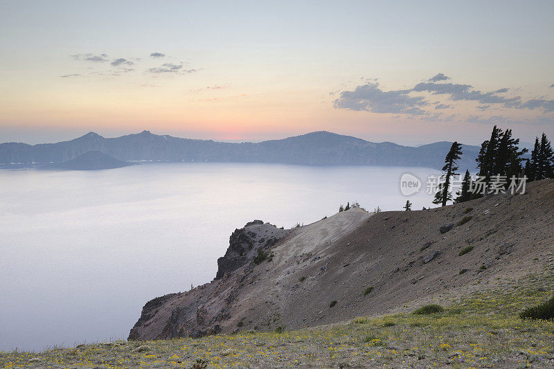 火山口湖的黄昏