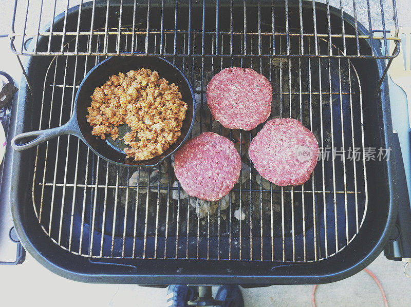 三份牛肉汉堡和烤鸡肉