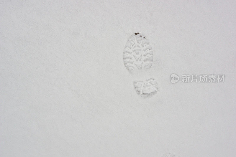 白雪上的脚印