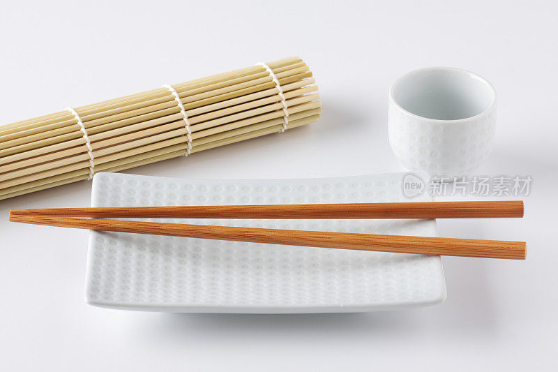 寿司盘、筷子和清酒杯