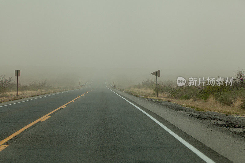 沙尘暴减缓了旅行速度