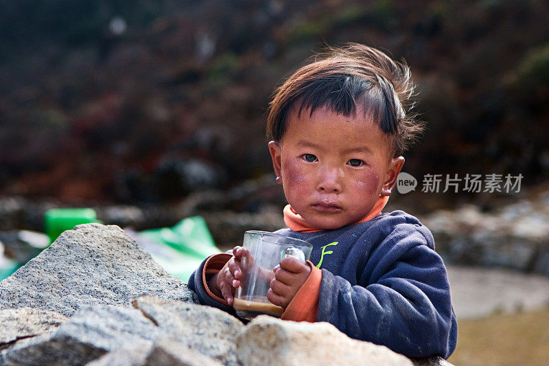 尼泊尔男孩喝着奶茶。