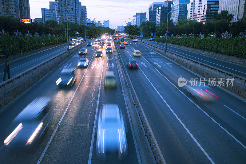 多车道高速公路夜间高峰时段的交通状况