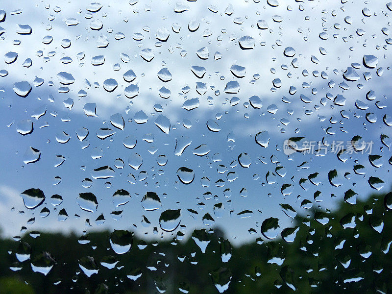 雨滴在窗口与失焦景观背景