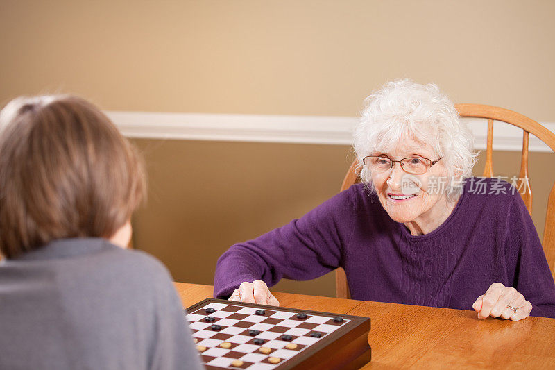 和奶奶玩跳棋