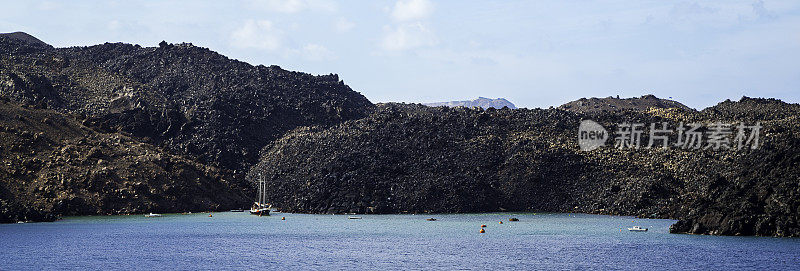 在圣托里尼火山附近