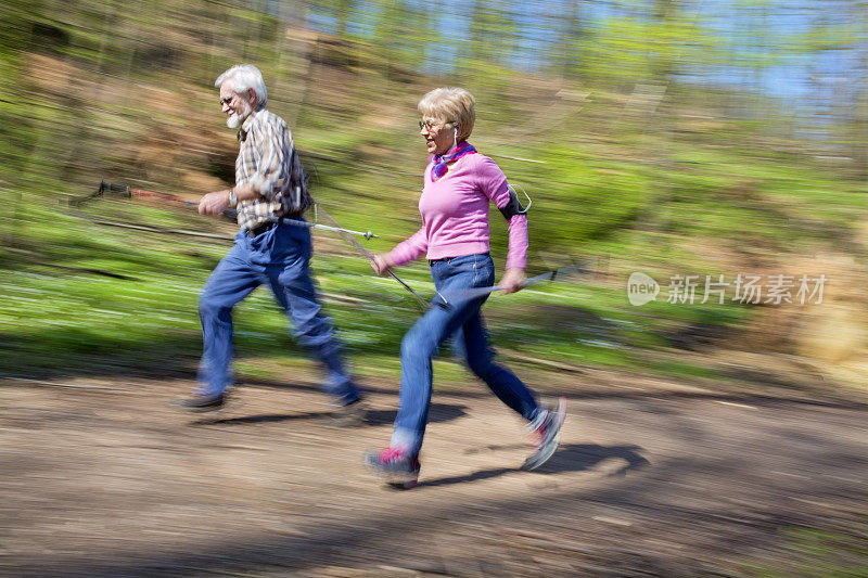 快乐活跃成熟的老年夫妇做北欧漫步