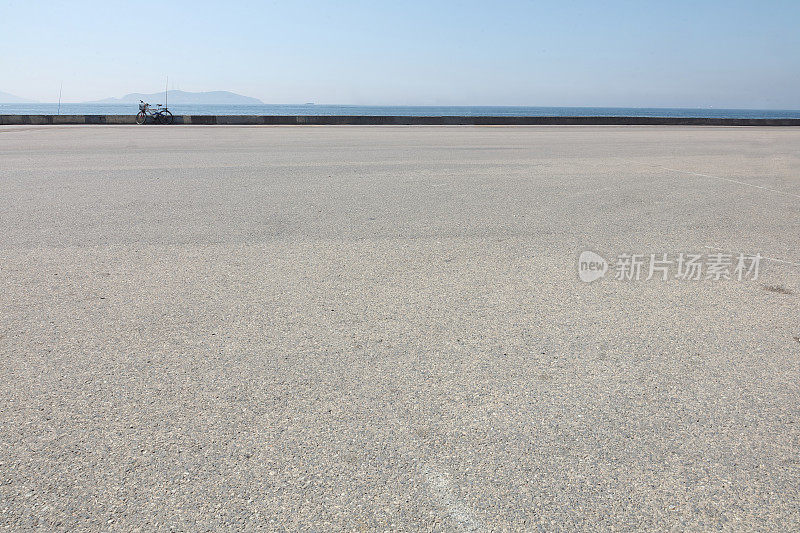 海滨背景的沥青地面空间