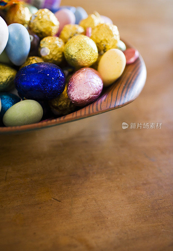 一碗用锡箔纸包裹的五颜六色的复活节彩蛋