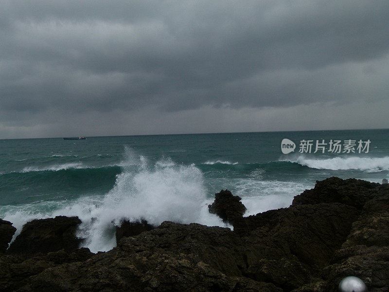 暴风雨前的大海