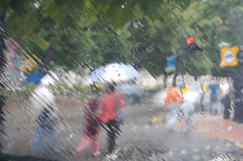 下雨天……