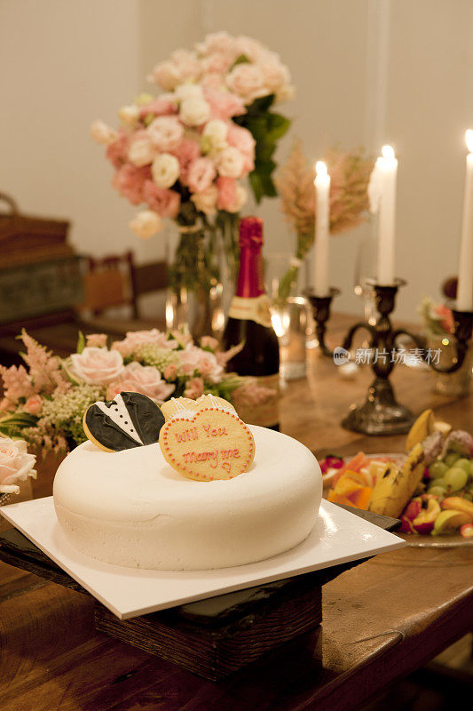 婚礼蛋糕上装饰着鲜花
