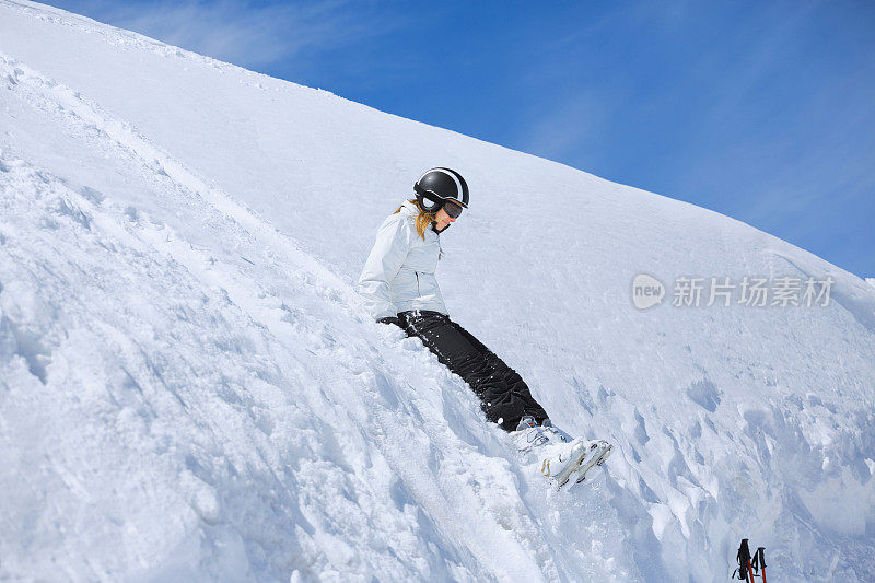 冬季运动玩女人滑雪者享受阳光明媚的滑雪胜地