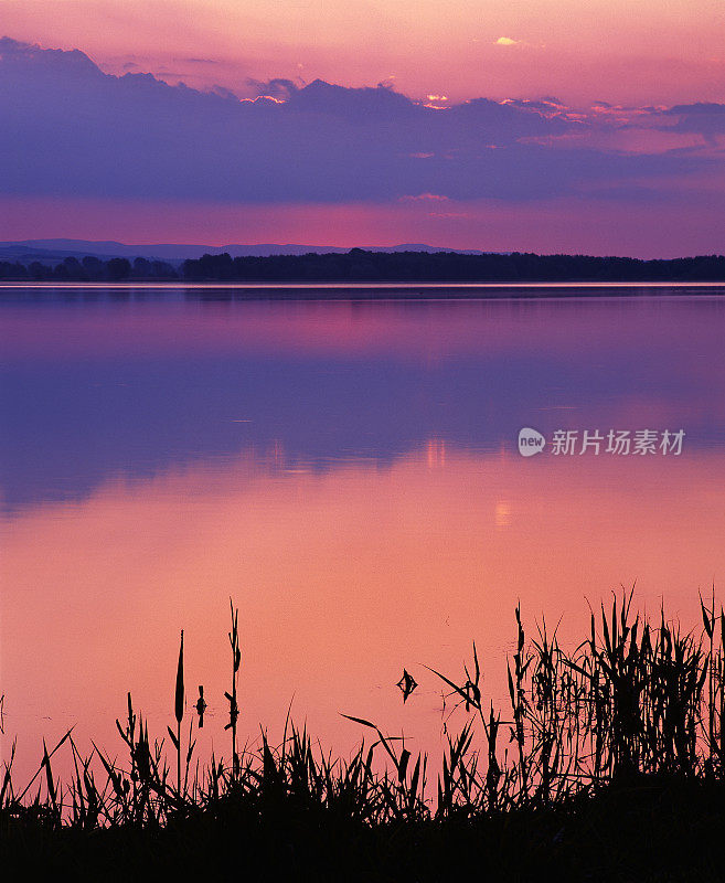 静湖日落