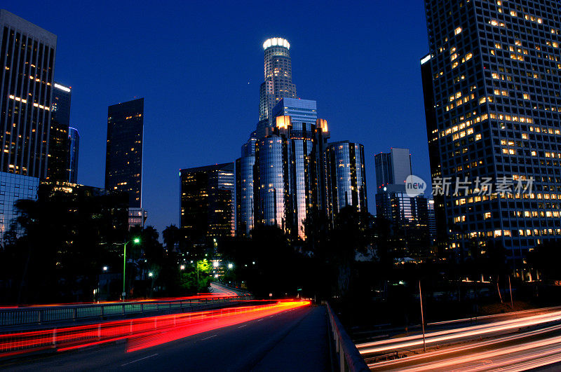 洛杉矶夜间的天际线与流车灯
