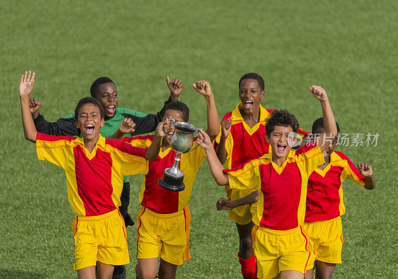 年轻的足球运动员庆祝胜利