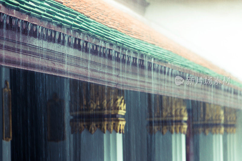 佛寺屋顶在雨中