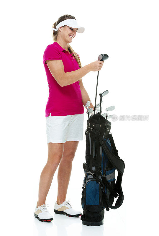 微笑的女高尔夫球手拿着高尔夫球杆