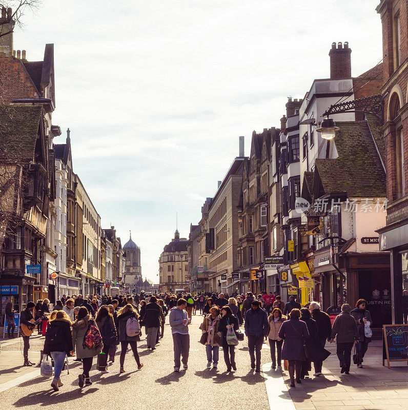 英国牛津拥挤的购物街