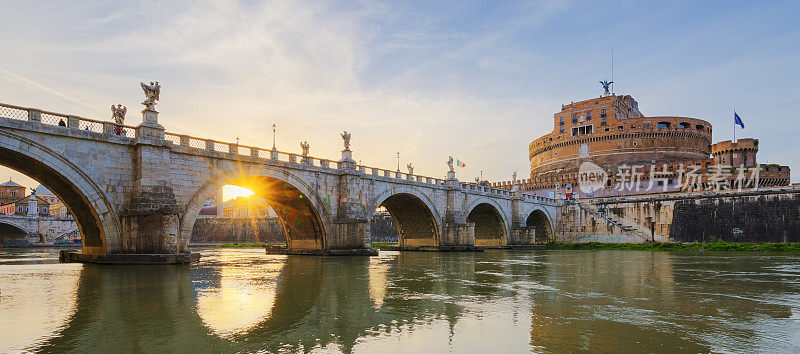 日落时罗马台伯河上的桥。