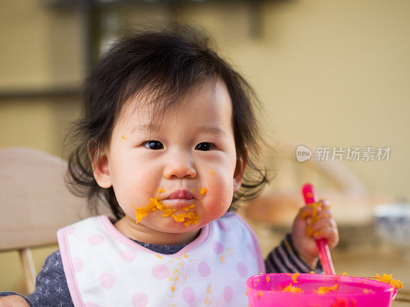 吃垃圾食品的小女孩