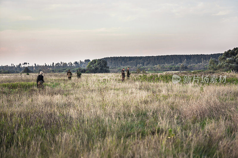 狩猎场景:猎人在狩猎过程中穿过乡间田野