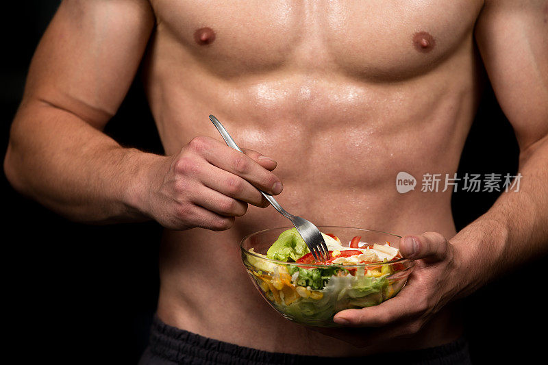 健康的健身者拿着一个新鲜的沙拉碗