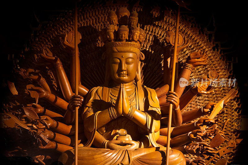 泰国的千手木观音佛像
