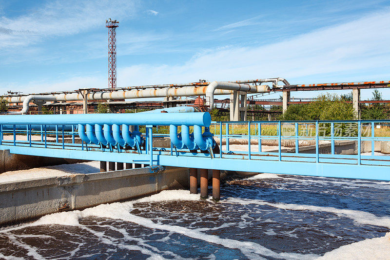 污水处理厂用于曝气的蓝色管道