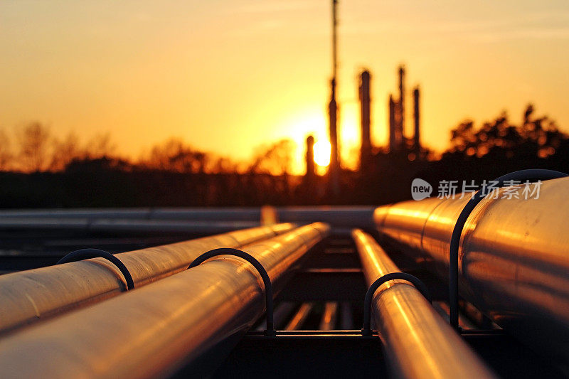 日落时分的原油炼油厂与管道连接