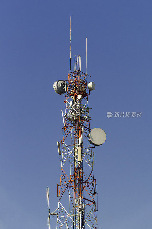 有多种天线的电信塔