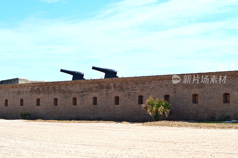 砖墙堡垒，顶上有两门大炮