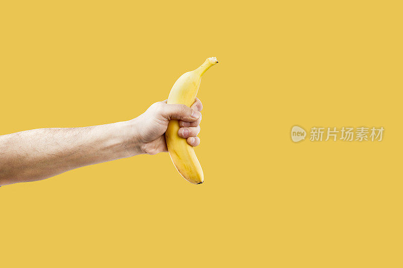 手男拿着一个形状的香蕉电话。