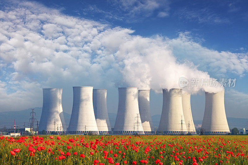 红色田野和蓝色天空的核电站