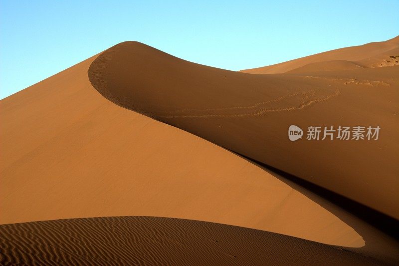内蒙古巴丹吉林沙漠巨大的沙丘