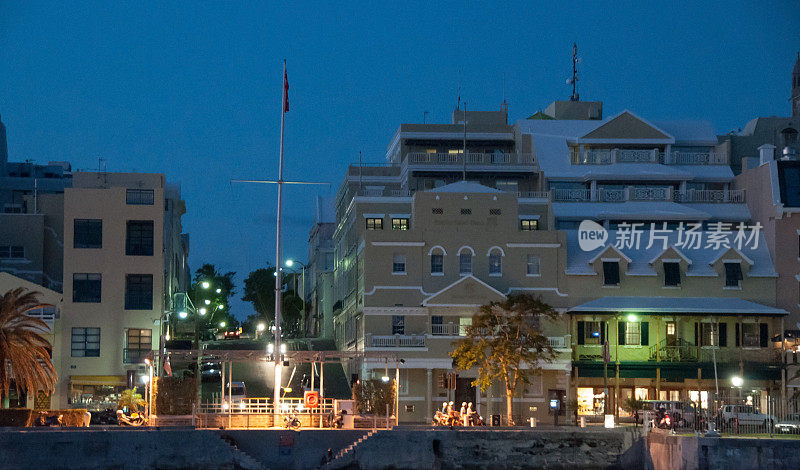 从海湾眺望百慕大的汉密尔顿夜景。