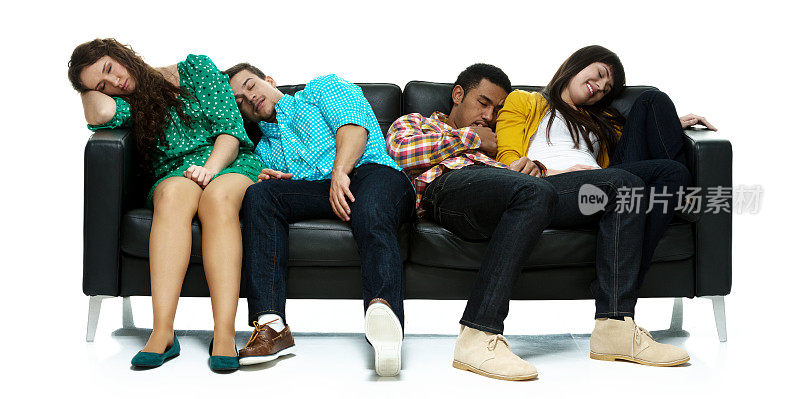 四个朋友睡在沙发上