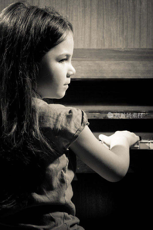 小女孩和钢琴