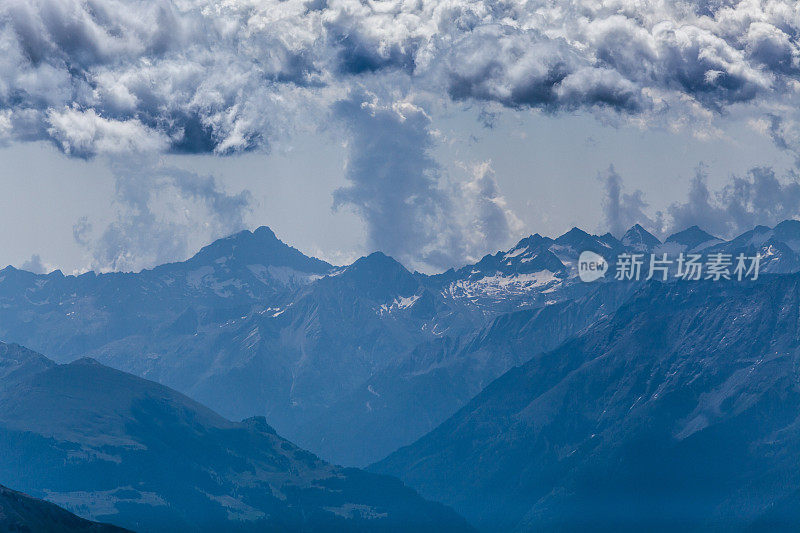 山峰被云包围着