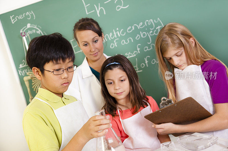 教育:学生在学校科学教室。化学,黑板。